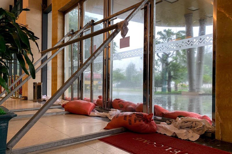 A doorway of a hotel is reinforced by sandbags and an aluminium frame as Typhoon Kajiki approaches in Nghe An province, Vietnam, August 25, 2025. REUTERS/Minh Nguyen REFILE - CORRECTING FROM 