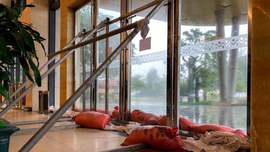 A doorway of a hotel is reinforced by sandbags and an aluminium frame as Typhoon Kajiki approaches in Nghe An province, Vietnam, August 25, 2025. REUTERS/Minh Nguyen REFILE - CORRECTING FROM 