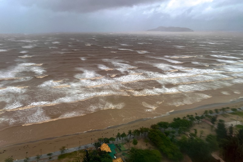 ASIA-WEATHER/VIETNAM A doorway of a hotel is reinforced by sandbags and an aluminium frame as Typhoon Kajiki approaches in Nghe An province, Vietnam, August 25, 2025. REUTERS/Minh Nguyen REFILE - CORRECTING FROM