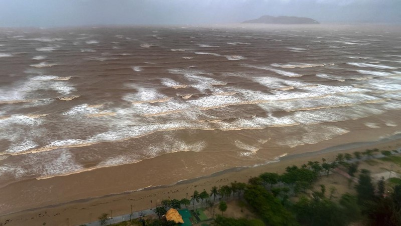 A doorway of a hotel is reinforced by sandbags and an aluminium frame as Typhoon Kajiki approaches in Nghe An province, Vietnam, August 25, 2025. REUTERS/Minh Nguyen REFILE - CORRECTING FROM 