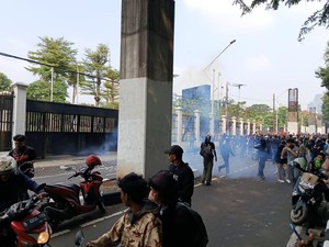 Video: Demo Depan DPR Memanas, Massa Disemprot Water Cannon