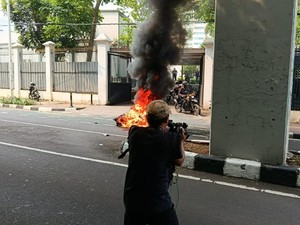 Demo Berlanjut di Belakang DPR, Massa Lempar Batu hingga Bakar Spanduk