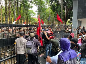 Demo Depan Kantor Gubernur Sulsel Tutup Jalan ke Perintis, Massa Dobrak Pagar