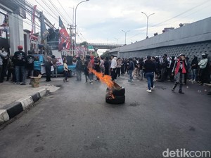 Massa Demo Tutup Jalan Depan Kejati Sulsel di Makassar, Lalin Dialihkan