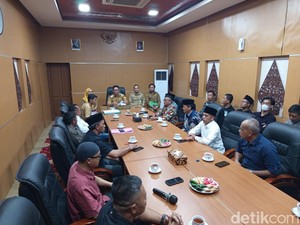 Warga Wonogiri Geruduk Bupati Magelang, Tuntut Kades Dicopot