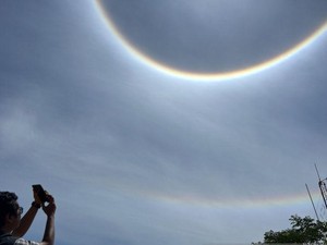 Fenomena Halo Muncul di Batam, Cincin Pelangi Hiasi Langit di Siang Hari