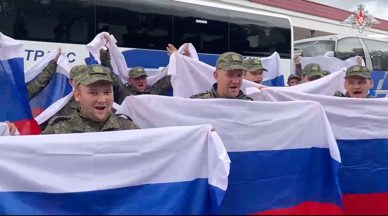 Tahanan perang (POW) Ukraina yang dibebaskan meninggalkan bus setelah pertukaran, di tengah serangan Rusia terhadap Ukraina, di lokasi yang dirahasiakan di Ukraina, 24 Agustus 2025. (REUTERS/Valentyn Ogirenko)