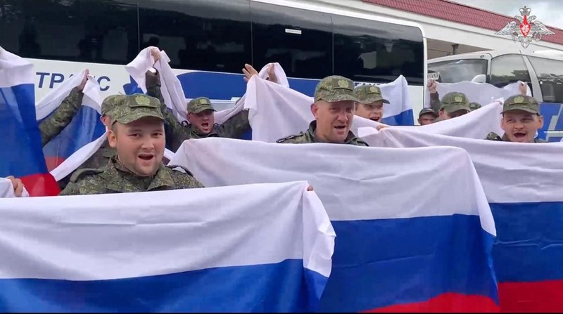 Tahanan perang (POW) Ukraina yang dibebaskan meninggalkan bus setelah pertukaran, di tengah serangan Rusia terhadap Ukraina, di lokasi yang dirahasiakan di Ukraina, 24 Agustus 2025. (REUTERS/Valentyn Ogirenko)