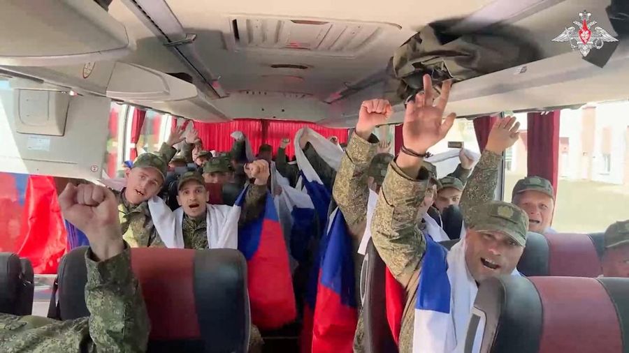 Tahanan perang (POW) Ukraina yang dibebaskan meninggalkan bus setelah pertukaran, di tengah serangan Rusia terhadap Ukraina, di lokasi yang dirahasiakan di Ukraina, 24 Agustus 2025. (REUTERS/Valentyn Ogirenko)