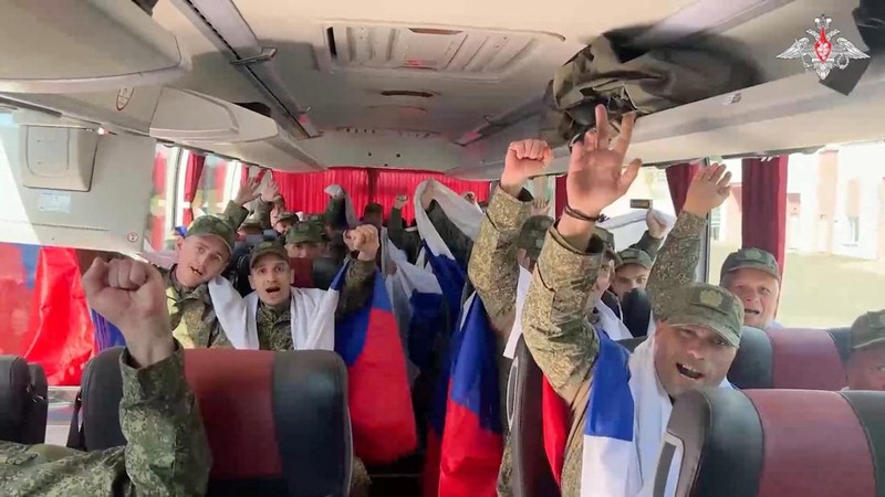 Tahanan perang (POW) Ukraina yang dibebaskan meninggalkan bus setelah pertukaran, di tengah serangan Rusia terhadap Ukraina, di lokasi yang dirahasiakan di Ukraina, 24 Agustus 2025. (REUTERS/Valentyn Ogirenko)