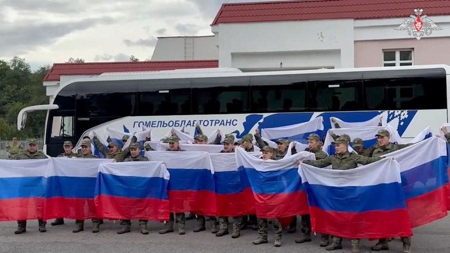 Tahanan perang (POW) Ukraina yang dibebaskan meninggalkan bus setelah pertukaran, di tengah serangan Rusia terhadap Ukraina, di lokasi yang dirahasiakan di Ukraina, 24 Agustus 2025. (REUTERS/Valentyn Ogirenko)