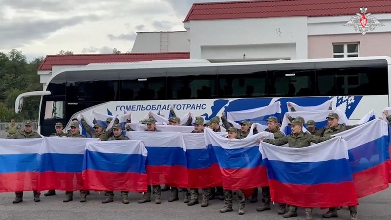 Tahanan perang (POW) Ukraina yang dibebaskan meninggalkan bus setelah pertukaran, di tengah serangan Rusia terhadap Ukraina, di lokasi yang dirahasiakan di Ukraina, 24 Agustus 2025. (REUTERS/Valentyn Ogirenko)