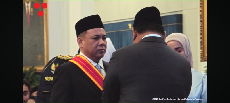 Presiden Prabowo Subianto memberikan tanda jasa dan kehormatan dalam rangka peringatan HUT RI. Ada 141 tokoh yang menerima anugerah tanda jasa dan kehormatan tersebut. Presiden Prabowo Subianto memberikan tanda jasa dan kehormatan dalam rangka peringatan HUT RI. Ada 141 tokoh yang menerima anugerah tanda jasa dan kehormatan tersebut. (Dok. Biro Pers Sekretariat Presiden)
