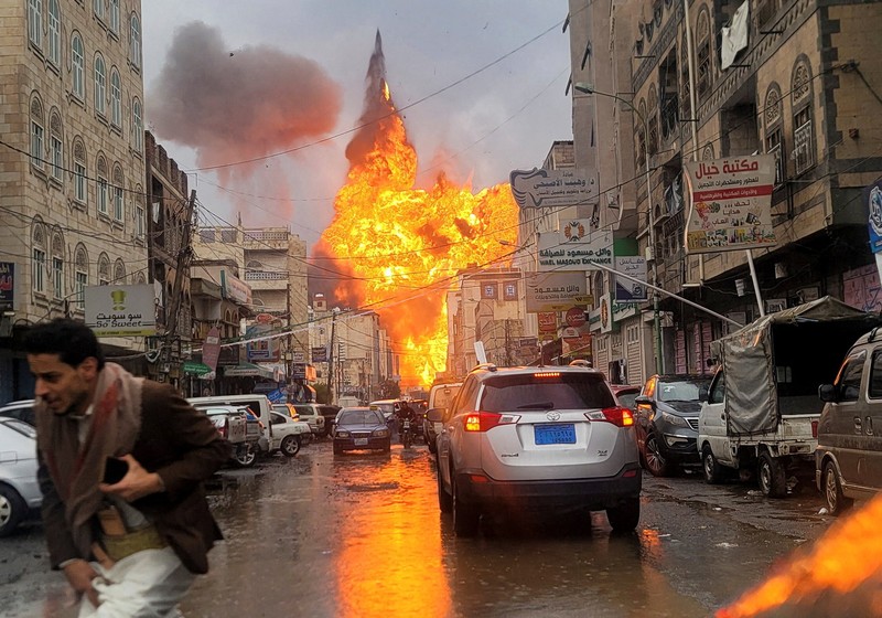 ISRAEL-PALESTINIANS/HOUTHIS-STRIKES Serangan Udara Israel di Sanaa. REUTERS/Stringer