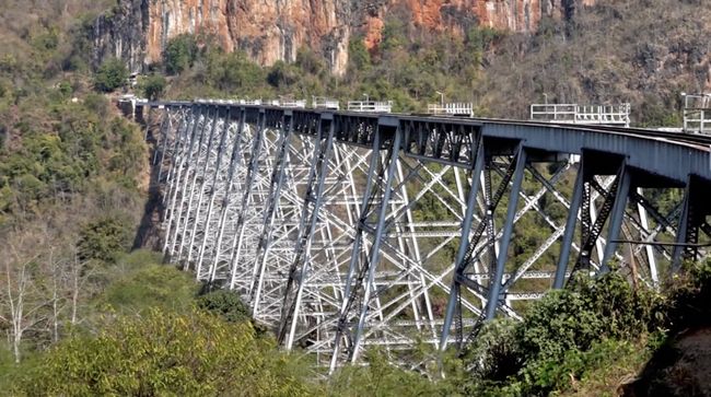 Jembatan Bersejarah Hancur Dibom, Militer-Pemberontak Saling Tuduh