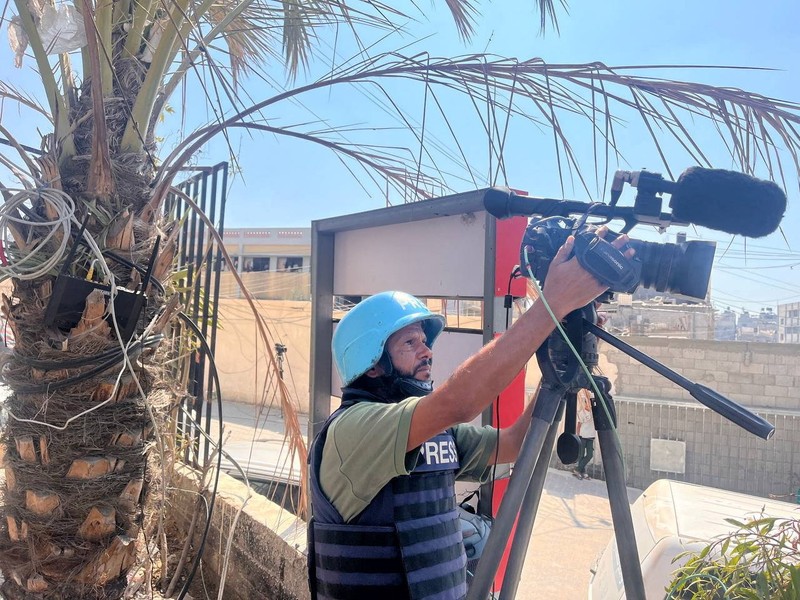 Orang-orang berjalan di lokasi serangan Israel di rumah sakit Nasser di mana juru kamera Palestina Hussam al-Masri, yang merupakan kontraktor untuk Reuters, tewas bersama dengan jurnalis dan orang lain, di Khan Younis di Jalur Gaza selatan dalam gambar diam yang diambil dari video, 25 Agustus 2025. Orang-orang berjalan di lokasi serangan Israel di rumah sakit Nasser di mana juru kamera Palestina Hussam al-Masri, yang merupakan kontraktor untuk Reuters, tewas bersama dengan jurnalis dan orang lain, di Khan Younis di Jalur Gaza selatan dalam gambar diam yang diambil dari video, 25 Agustus 2025. (REUTERS/Hatem Khaled)
