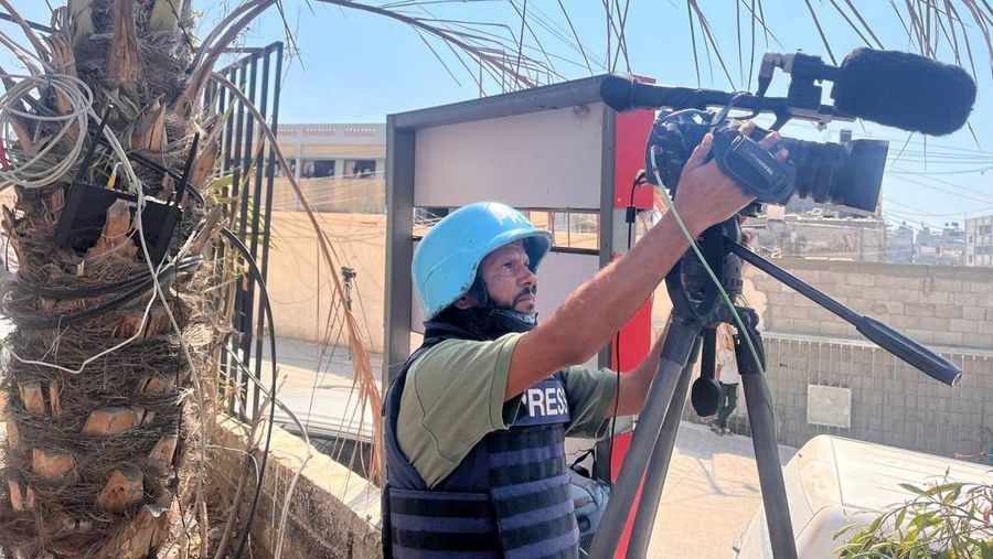 Orang-orang berjalan di lokasi serangan Israel di rumah sakit Nasser di mana juru kamera Palestina Hussam al-Masri, yang merupakan kontraktor untuk Reuters, tewas bersama dengan jurnalis dan orang lain, di Khan Younis di Jalur Gaza selatan dalam gambar diam yang diambil dari video, 25 Agustus 2025. (REUTERS/Hatem Khaled)