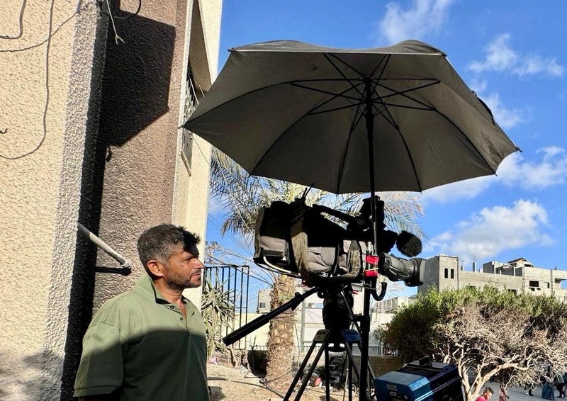 Orang-orang berjalan di lokasi serangan Israel di rumah sakit Nasser di mana juru kamera Palestina Hussam al-Masri, yang merupakan kontraktor untuk Reuters, tewas bersama dengan jurnalis dan orang lain, di Khan Younis di Jalur Gaza selatan dalam gambar diam yang diambil dari video, 25 Agustus 2025. Orang-orang berjalan di lokasi serangan Israel di rumah sakit Nasser di mana juru kamera Palestina Hussam al-Masri, yang merupakan kontraktor untuk Reuters, tewas bersama dengan jurnalis dan orang lain, di Khan Younis di Jalur Gaza selatan dalam gambar diam yang diambil dari video, 25 Agustus 2025. (REUTERS/Hatem Khaled)