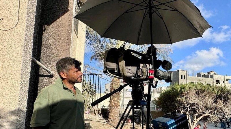 Orang-orang berjalan di lokasi serangan Israel di rumah sakit Nasser di mana juru kamera Palestina Hussam al-Masri, yang merupakan kontraktor untuk Reuters, tewas bersama dengan jurnalis dan orang lain, di Khan Younis di Jalur Gaza selatan dalam gambar diam yang diambil dari video, 25 Agustus 2025. (REUTERS/Hatem Khaled)