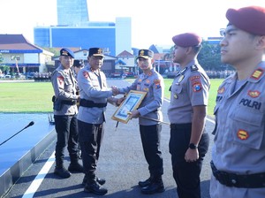 Kapolda Jatim Beri Penghargaan 73 Personel Berprestasi, 4 Naik Pangkat