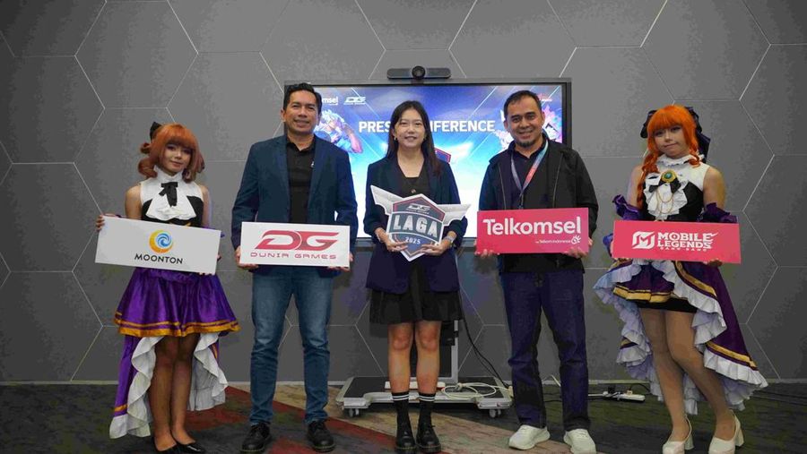 Manager Games Growth and E-Sports Telkomsel, Rezaly Surya Afhani; Head of Business Development & Community at MOONTON Indonesia, Erina Tan; dan General Manager Games and Apps Telkomsel, Auliya Ilman Fadli bertemu di Telkomsel Smart Office Jakarta (22/8), berkolaborasi mendukung pengembangan ekosistem esports nasional lewat Dunia Games Laga 2025 (Dok Telkomsel)