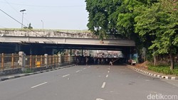 Massa Demo 25 Agustus Bertahan di Dekat Stasiun Palmerah, Lalin Dialihkan