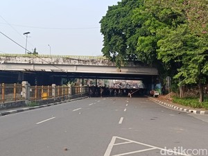 Massa Demo 25 Agustus Bertahan di Dekat Stasiun Palmerah, Lalin Dialihkan