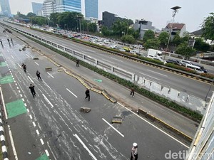 Imbas Demo di Sekitar DPR, Tol Dalkot Semanggi-Slipi Ditutup Sementara