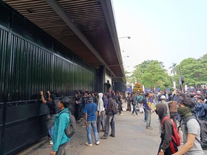 Massa Demo 25 Agustus Geser ke Gerbang Belakang DPR Usai Dipukul Mundur