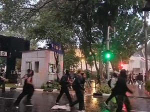 Massa Belum Bubar, Pos Polisi di GBK Jadi Sasaran Perusakan