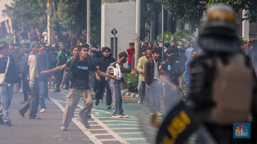 Massa demo 25 Agustus terlibat bentrok dengan petugas kepolisian di kawasan Pejompongan, Jakarta, Senin (25/8/2025). (CNBC Indonesia/Faisal Rahman)