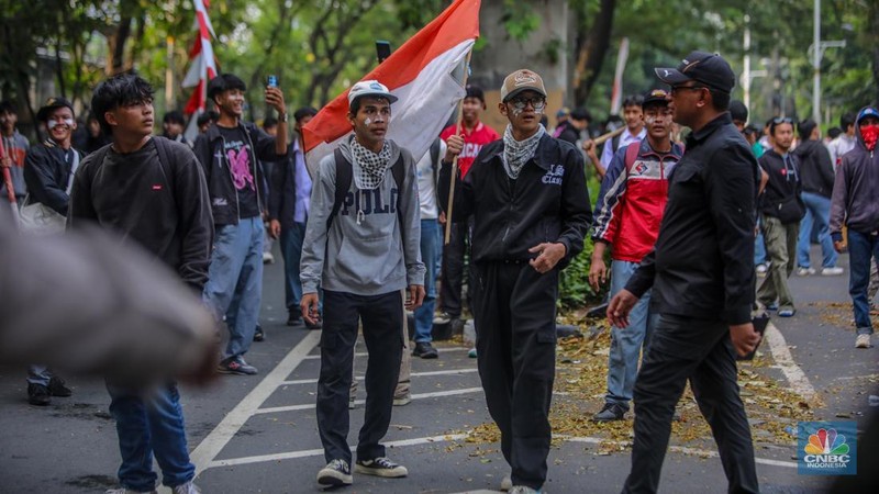 Massa demo 25 Agustus terlibat bentrok dengan petugas kepolisian di kawasan Pejompongan, Jakarta, Senin (25/8/2025). (CNBC Indonesia/Faisal Rahman)