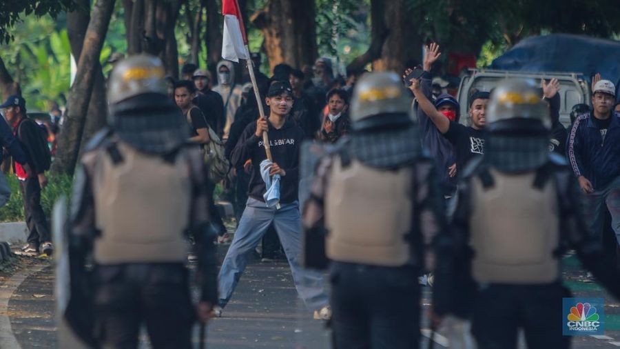 Massa demo 25 Agustus terlibat bentrok dengan petugas kepolisian di kawasan Pejompongan, Jakarta, Senin (25/8/2025). (CNBC Indonesia/Faisal Rahman)