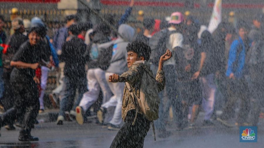 Massa demo 25 Agustus terlibat bentrok dengan petugas kepolisian di kawasan Pejompongan, Jakarta, Senin (25/8/2025). (CNBC Indonesia/Faisal Rahman)