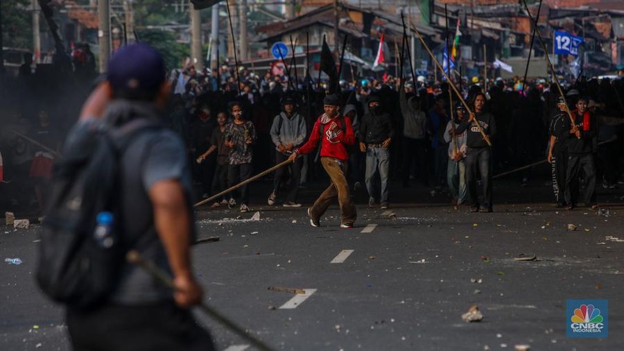 Massa demo 25 Agustus terlibat bentrok dengan petugas kepolisian di kawasan Pejompongan, Jakarta, Senin (25/8/2025). (CNBC Indonesia/Faisal Rahman)
