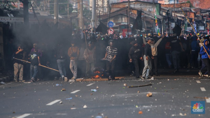 Massa demo 25 Agustus terlibat bentrok dengan petugas kepolisian di kawasan Pejompongan, Jakarta, Senin (25/8/2025). Massa demo 25 Agustus terlibat bentrok dengan petugas kepolisian di kawasan Pejompongan, Jakarta, Senin (25/8/2025). (CNBC Indonesia/Faisal Rahman)
