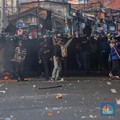 Potret Terbaru Demo 25 Agustus DPR, Massa Lempar Batu & Bakar Ban