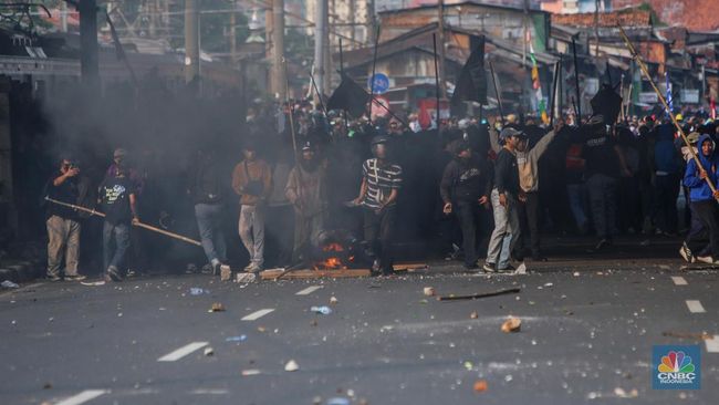 Potret Terbaru Demo 25 Agustus DPR, Massa Lempar Batu dan Bakar Ban
