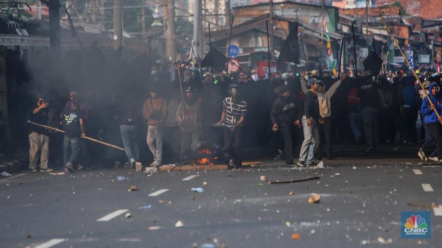 Massa demo 25 Agustus terlibat bentrok dengan petugas kepolisian di kawasan Pejompongan, Jakarta, Senin (25/8/2025). Massa demo 25 Agustus terlibat bentrok dengan petugas kepolisian di kawasan Pejompongan, Jakarta, Senin (25/8/2025). (CNBC Indonesia/Faisal Rahman)