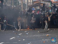 Potret Terbaru Demo 25 Agustus DPR, Massa Lempar Batu & Bakar Ban
