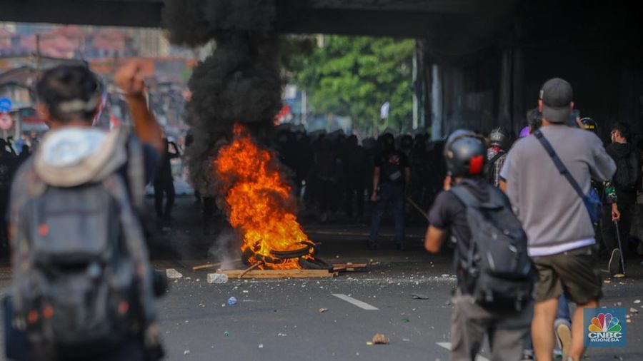Massa demo 25 Agustus terlibat bentrok dengan petugas kepolisian di kawasan Pejompongan, Jakarta, Senin (25/8/2025). (CNBC Indonesia/Faisal Rahman)