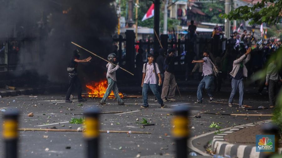 Massa demo 25 Agustus terlibat bentrok dengan petugas kepolisian di kawasan Pejompongan, Jakarta, Senin (25/8/2025). (CNBC Indonesia/Faisal Rahman)