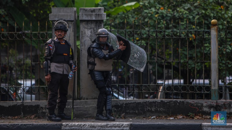 Massa demo 25 Agustus terlibat bentrok dengan petugas kepolisian di kawasan Pejompongan, Jakarta, Senin (25/8/2025). Massa demo 25 Agustus terlibat bentrok dengan petugas kepolisian di kawasan Pejompongan, Jakarta, Senin (25/8/2025). (CNBC Indonesia/Faisal Rahman)