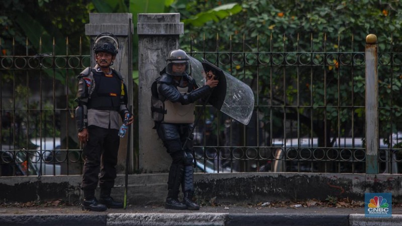 Massa demo 25 Agustus terlibat bentrok dengan petugas kepolisian di kawasan Pejompongan, Jakarta, Senin (25/8/2025). (CNBC Indonesia/Faisal Rahman)
