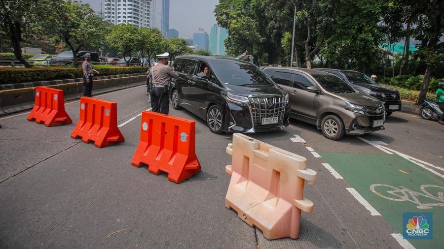 Massa demonstrasi masyarakat sipil bertajuk 