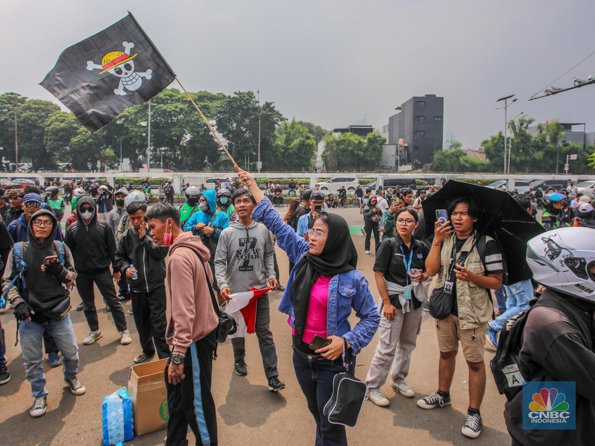 Demo Protes Kenaikan Tunjangan DPR RI di Tengah Krisis Ekonomi