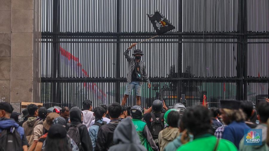 Massa demonstrasi masyarakat sipil bertajuk 