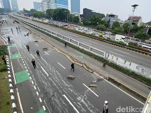 Video: Massa Lempari Mobil Polisi di DPR Diduga Bawa Pelajar yang Ditahan