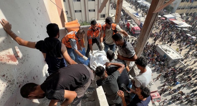 Orang-orang berjalan di lokasi serangan Israel di rumah sakit Nasser di mana juru kamera Palestina Hussam al-Masri, yang merupakan kontraktor untuk Reuters, tewas bersama dengan jurnalis dan orang lain, di Khan Younis di Jalur Gaza selatan dalam gambar diam yang diambil dari video, 25 Agustus 2025. Orang-orang berjalan di lokasi serangan Israel di rumah sakit Nasser di mana juru kamera Palestina Hussam al-Masri, yang merupakan kontraktor untuk Reuters, tewas bersama dengan jurnalis dan orang lain, di Khan Younis di Jalur Gaza selatan dalam gambar diam yang diambil dari video, 25 Agustus 2025. (REUTERS/Hatem Khaled)