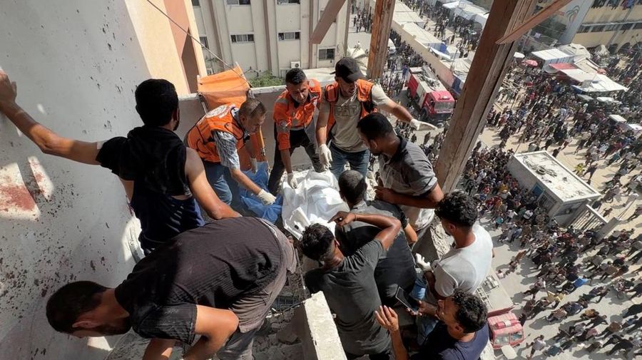 Orang-orang berjalan di lokasi serangan Israel di rumah sakit Nasser di mana juru kamera Palestina Hussam al-Masri, yang merupakan kontraktor untuk Reuters, tewas bersama dengan jurnalis dan orang lain, di Khan Younis di Jalur Gaza selatan dalam gambar diam yang diambil dari video, 25 Agustus 2025. (REUTERS/Hatem Khaled)